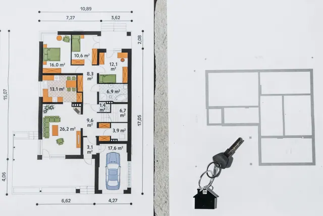 Planos arquitectónicos de una vivienda junto a unas llaves