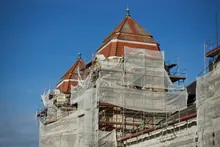 Edificio histórico cubierto de andamios durante su restauración