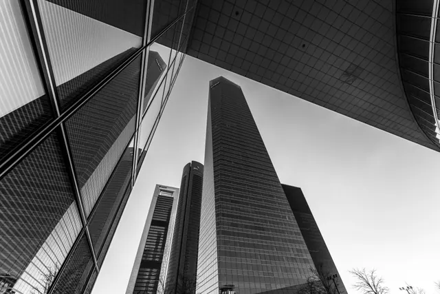 Vista en contrapicado y en blanco y negro de rascacielos de arquitectura moderna