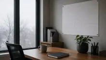 Escritorio junto a ventana con pizarra blanca en la pared y planta en maceta negra
