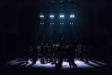 Escena de un musical sobre el escenario de un teatro