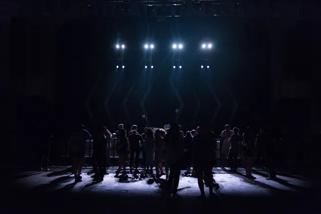Escena de un musical sobre el escenario de un teatro