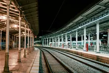 Andenes vacíos de una estación de tren de noche