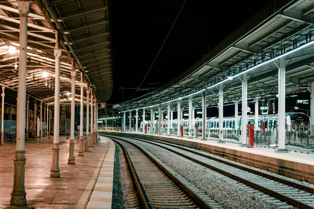 Andenes vacíos de una estación de tren de noche