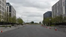 Plaza vacía entre edificios modernos con conos de tráfico