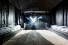 Interior vacío de una sala de conciertos con humo y focos