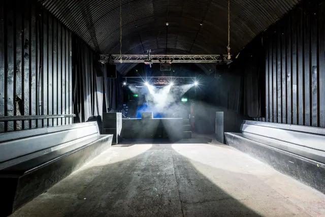 Interior vacío de una sala de conciertos con humo y focos