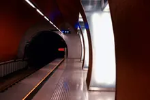 Andén vacío de una estación de metro con túnel al fondo