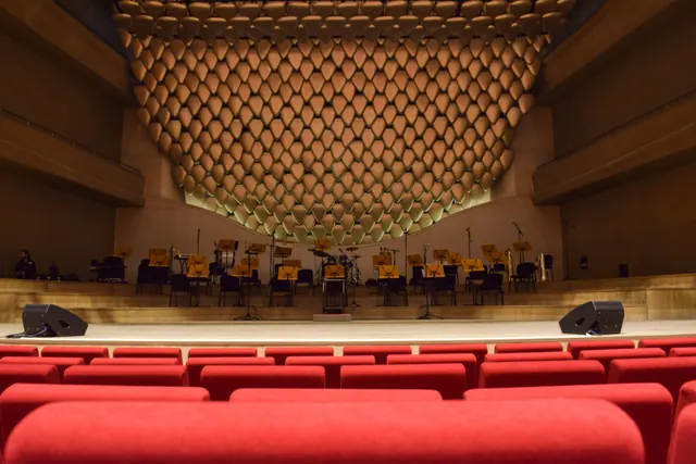 Orquesta y coro durante un concierto en un auditorio