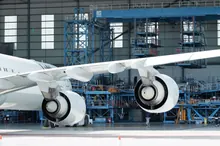 Ala y motores de un avión estacionado en un hangar de mantenimiento