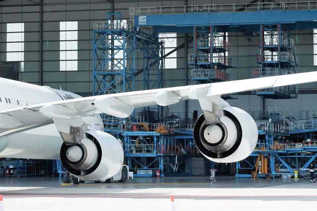 Ala y motores de un avión estacionado en un hangar de mantenimiento