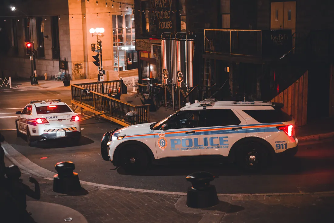 Coche patrulla de la Policía Nacional durante una vigilancia nocturna