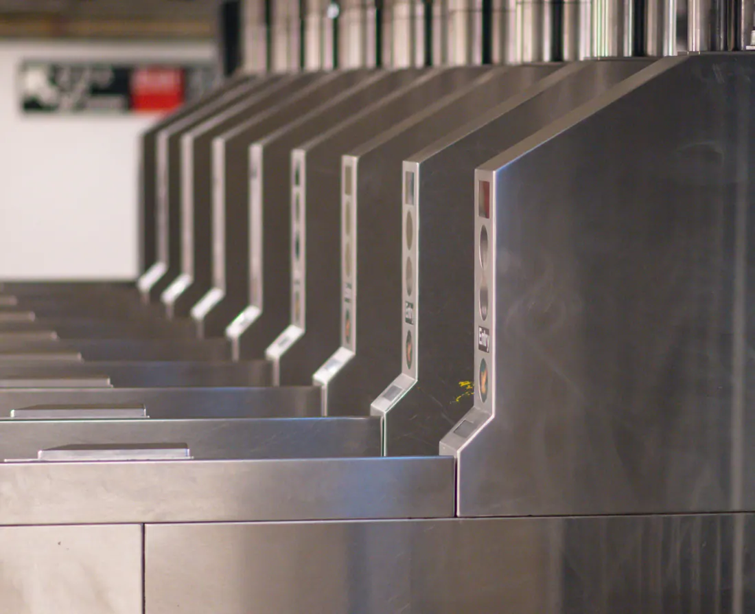 Fila de torniquetes de acceso en una estación de metro