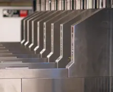 Fila de torniquetes de acceso en una estación de metro