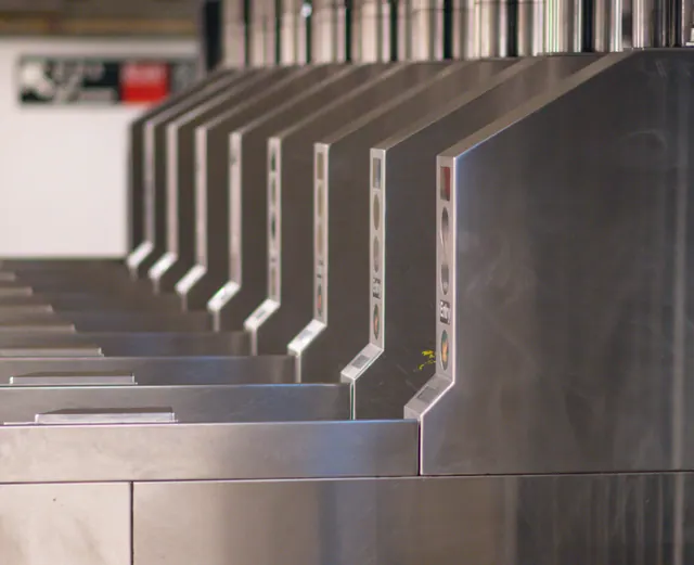 Fila de torniquetes de acceso en una estación de metro