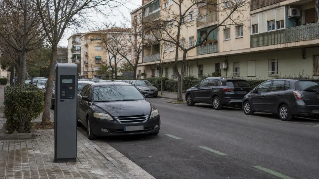 Punto de carga para vehículos eléctricos en una calle residencial urbana