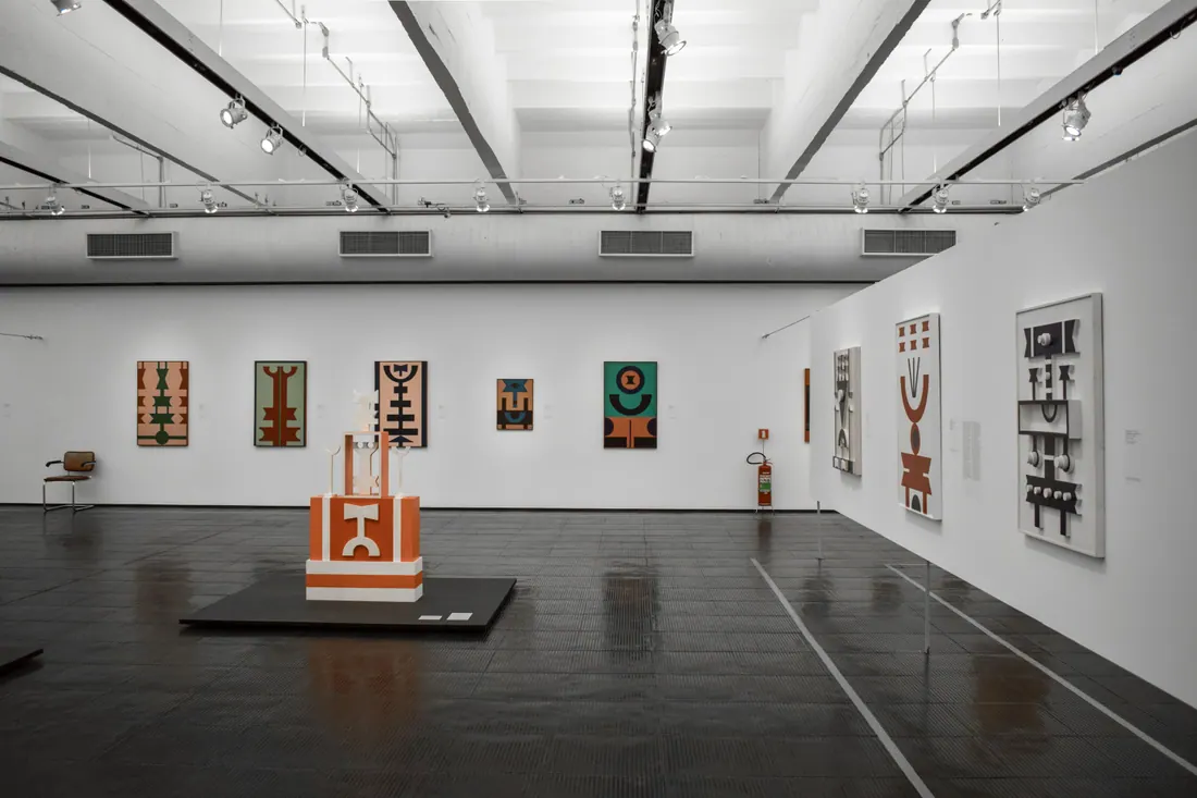 Sala de museo con obras de arte abstracto en las paredes