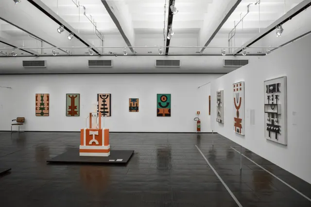 Sala de museo con obras de arte abstracto en las paredes