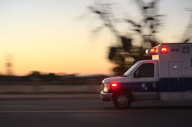 Ambulancia de emergencias con las luces encendidas en una calle de noche