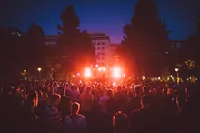 Público asistiendo a un concierto al aire libre durante unas fiestas patronales