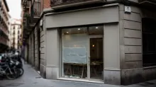 Local comercial vacío en esquina de edificio de piedra en zona urbana