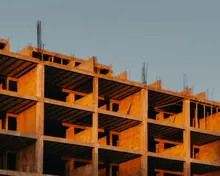 Edificio en construcción con estructura de hormigón al atardecer