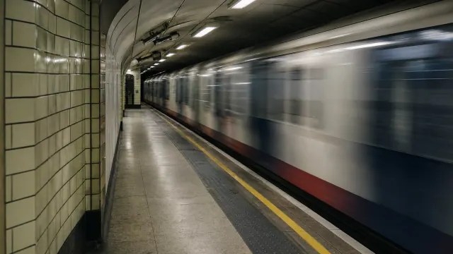 Andén de metro con un tren llegando a la estación