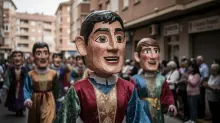 Figuras de cabezudos en una plaza durante una festividad popular