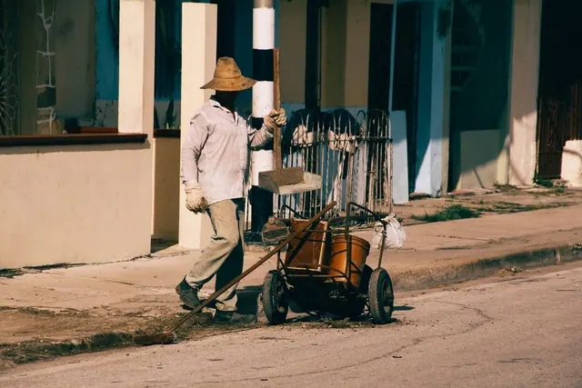 Sumidero urbano en una calle durante tareas de limpieza preventiva