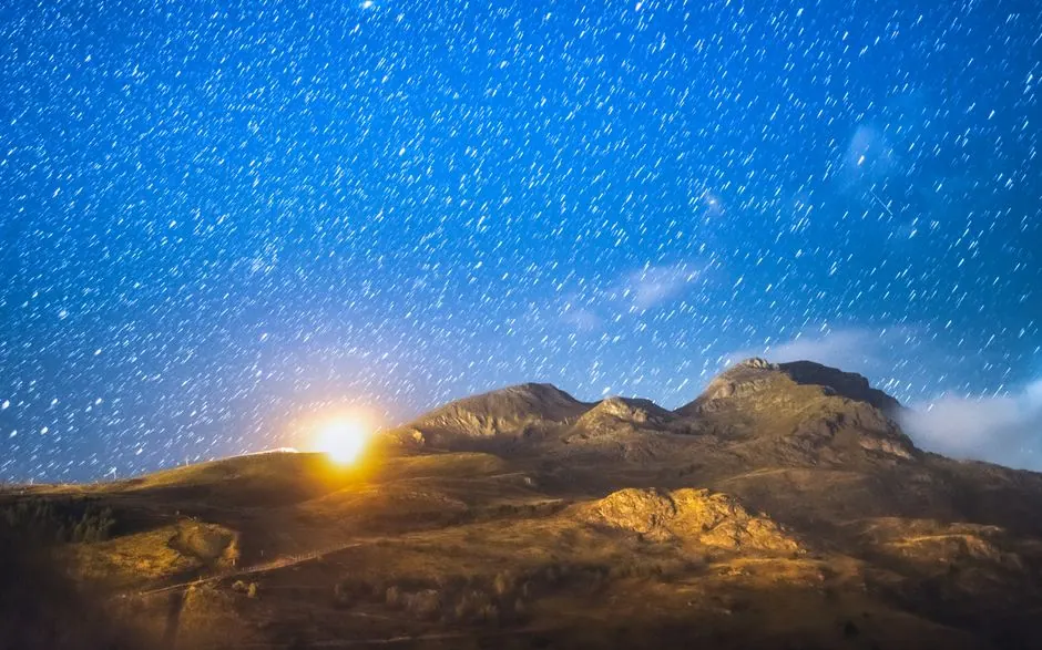 Cielo estrellado sobre montañas de España con la Vía Láctea visible