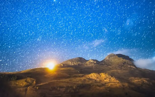 Cielo estrellado sobre montañas de España con la Vía Láctea visible