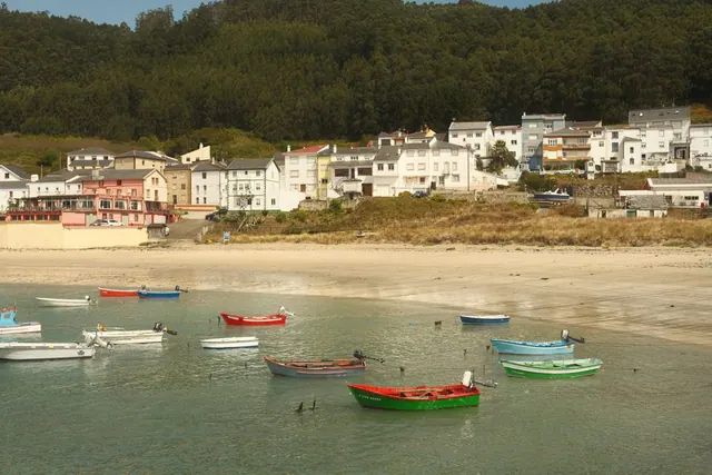 Casas de colores en un pueblo marinero de Asturias con vistas al Cantábrico