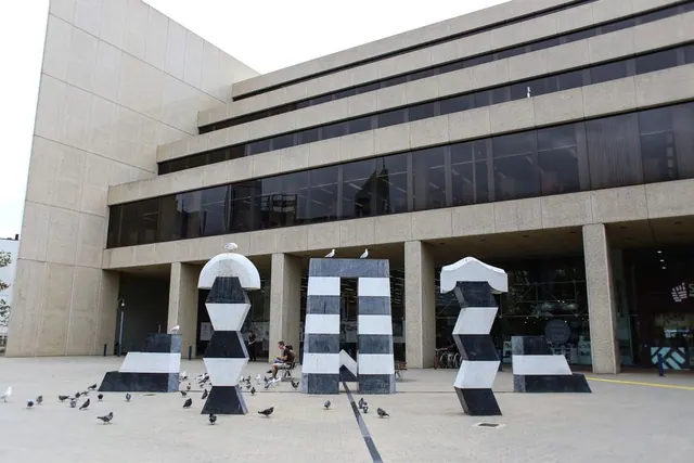 Escultura de menina goyesca instalada en espacio público