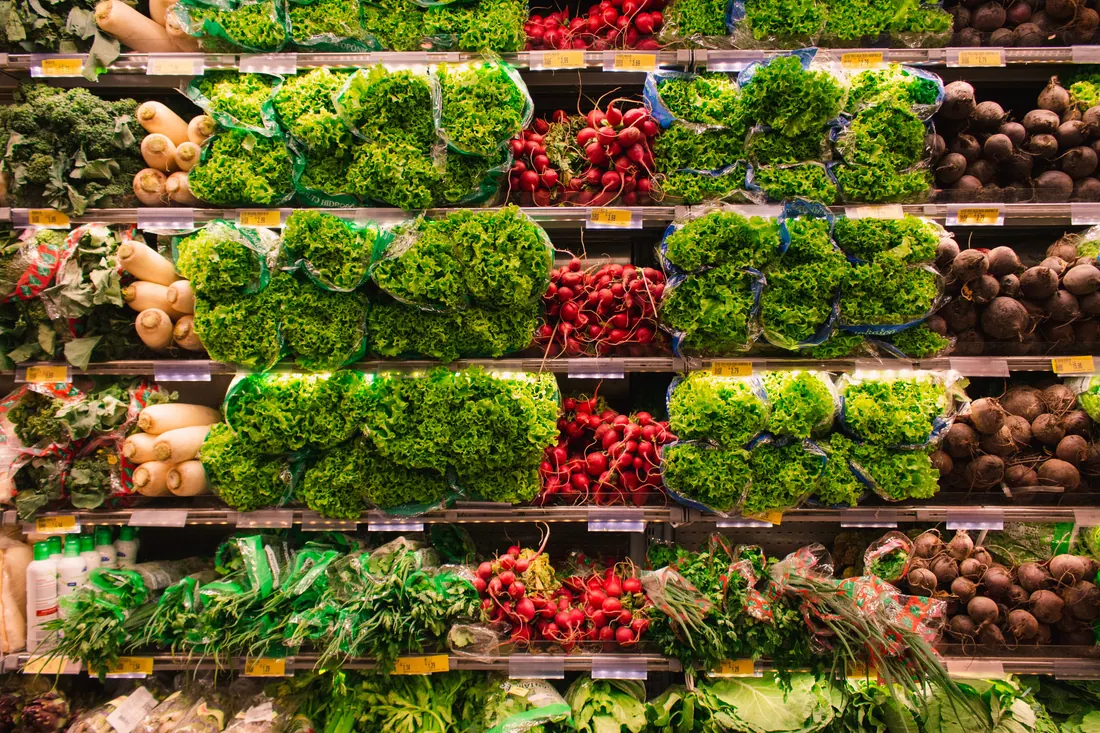 Estantería de verduras frescas en un supermercado
