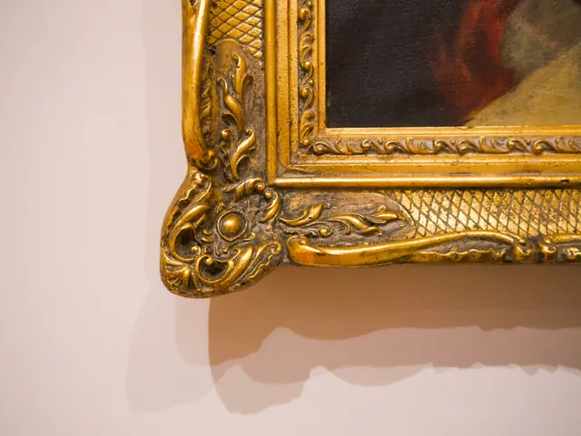 Detalle de un marco dorado ornamentado de un cuadro antiguo