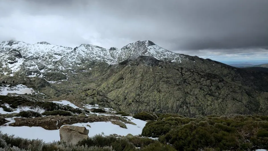 Vista de la cumbre del Mulhacén en Sierra Nevada, la montaña más alta de la Península Ibérica