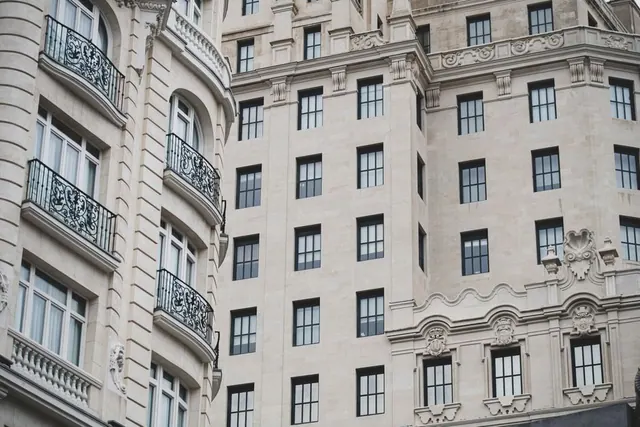 Fachada de un edificio histórico emblemático en Madrid