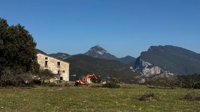 Aldea de piedra abandonada en la España rural