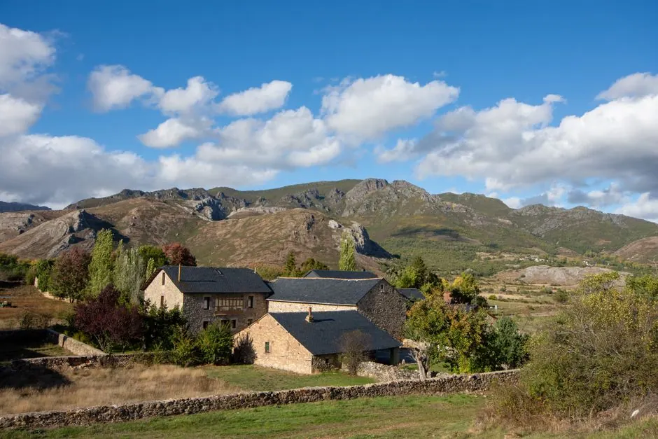 Casa rural tradicional española de piedra en entorno natural de montaña