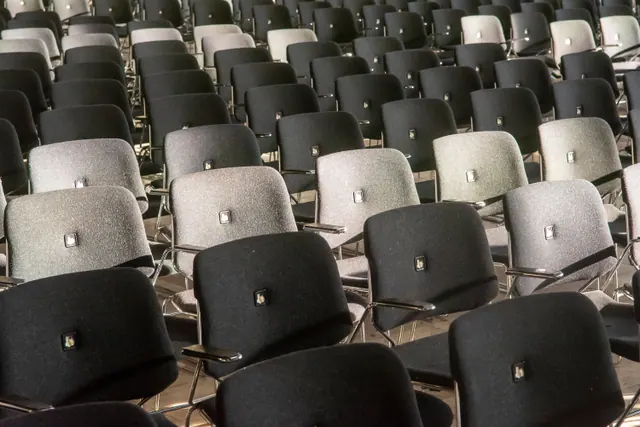 Filas de sillas vacías dispuestas en una sala