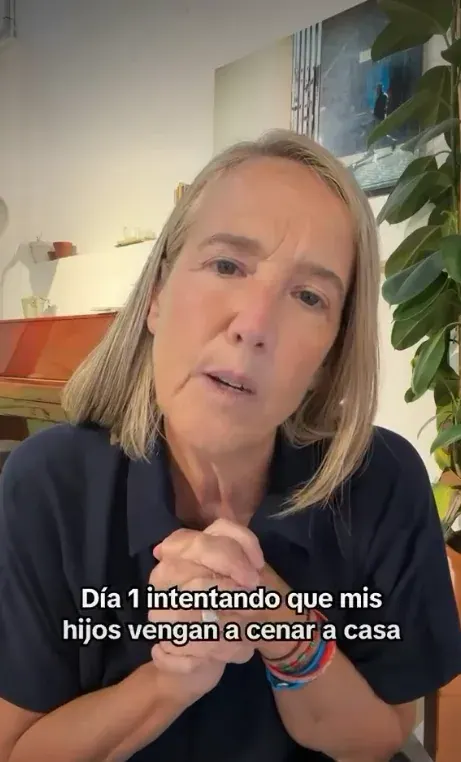 Una mujer habla a cámara en un vídeo grabado en un salón