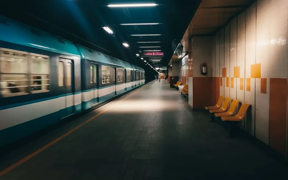 Andén vacío de una estación de Metro