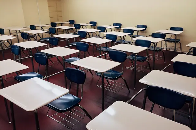 Aula vacía con pupitres individuales en filas