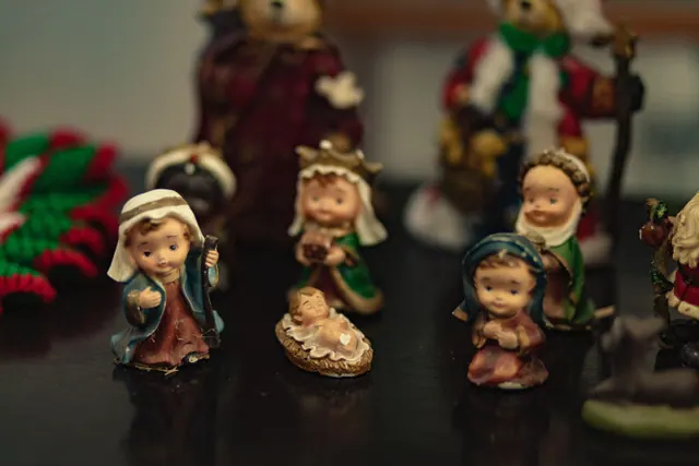 Figuras de un belén navideño sobre una mesa
