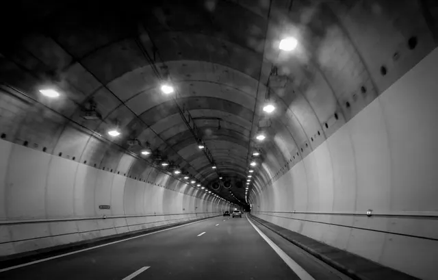 Túnel de carretera iluminado con vías de circulación