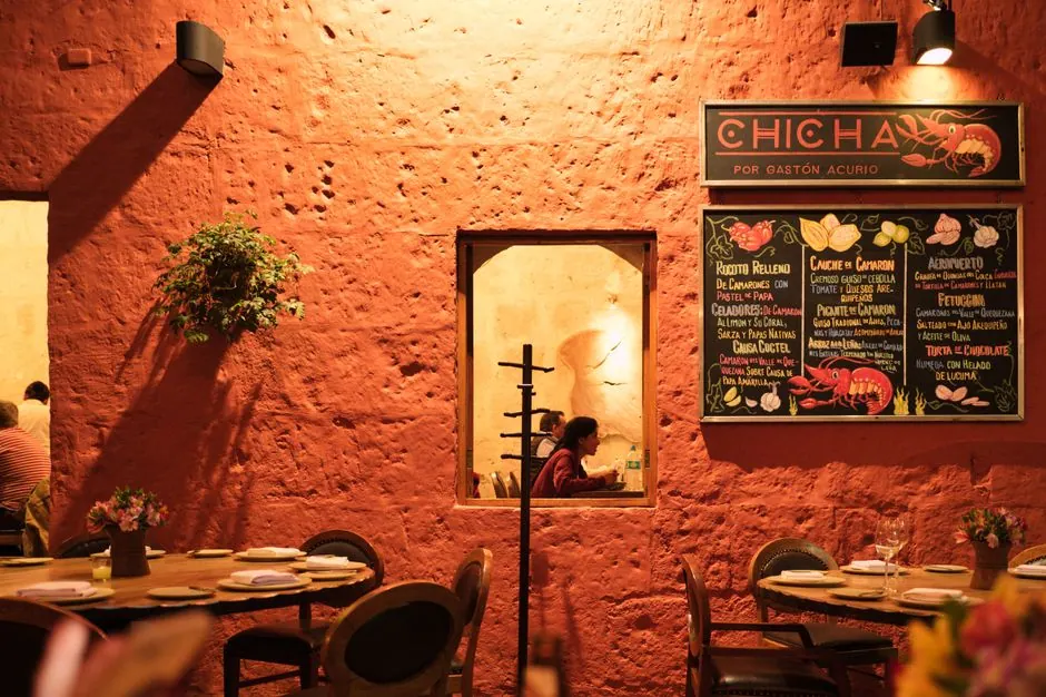 Interior acogedor de restaurante rural español con productos locales en la mesa
