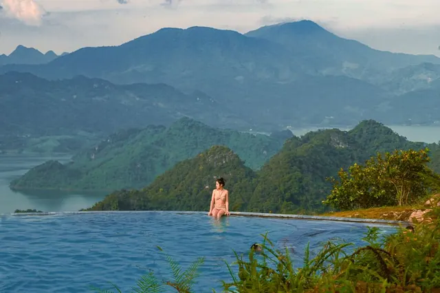 Piscina termal al aire libre rodeada de montañas en un balneario rural