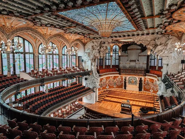 Escenario teatral vacío con luces preparadas para espectáculo de magia