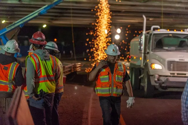 Conos de señalización en una carretera en obras durante la noche