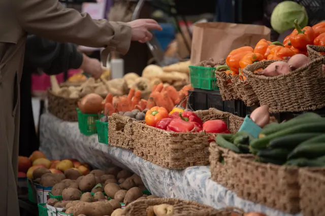 Puesto de verduras y frutas en un mercado al aire libre